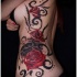 magnifico disegno grande rose rosse con cragno tatuaggio su lato di schiena