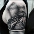 Tatuaje en el hombro, naves extranjeras con pirámides y constelación, colores negro blanco