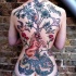 Tatuaje en la espalda,
árbol extraordinario y animales fantásticos