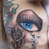 magnifico dipinto grande occhio blu tatuaggio su lato