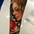 magnifico dipinta molto dettagliata bellissima donna con rosa tatuaggio su braccio