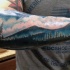 Tatuaje en el antebrazo, montañas  y bosque impresionantes