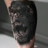 Tatuaje en el brazo, gorila salvaje enfadado
