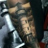 Tatuaje  de faro increíble muy realista  en la pierna,
colores negro blanco