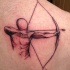 uomo con arco e freccia tatuaggio su spalla