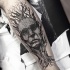 Portrait des Mannes Design mit Baumelementen Unterarm Tattoo im surrealistischen Gravur Stil
