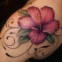 marrone fiore ibisco tatuaggio su scapola