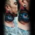 Tolles buntes detailliertes 3D Auge Tattoo am Hals