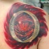 Tatuaje en el hombro, ojo de dragón rojo tremendo con anillo de Sauron