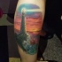 Tatuaje en la pierna, faro con la luz claro y paisaje lindo