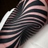 Tolle sehr detaillierte 3D hypnotische Linien Tattoo am Oberschenkel