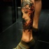 Tolles sehr detailliertes und farbiges Bein Tattoo mit Porträt der Frau