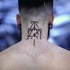 Tolles weißes Tattoo am oberen Rücken mit der Schlange und dunklem Symbol