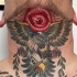massonico stile colorato occhio mistico con uccello grande tatuaggio su collo