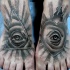 Tatuajes en los pies, triángulo y corazón con ojos misteriosos