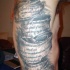 Tatuaje en el costado,  cinta enorme con inscripciones, colores oscuros