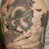 Tatuaje masivo el retrato del guerrero griego muy antiguo en negro