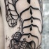 Tatuaje en el brazo,
tigre grande único con ornamento tribal, tinta negra