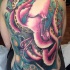 Tatuaje en la espalda, calamar rosado en el mundo submarino pintoresco