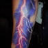Tatuaje en el antebrazo, relámpago estupenda  impresionante