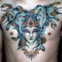 Tatuaje en el pecho, 
Medusa  Gorgona carismática en joyas, dibujo de varios colores