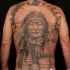 Tatuaje en la espalda, jefe indio anciano con collar estupendo, colores negro blanco