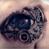 Tatuaggio colorato sul petto l'occhio grande in stile meccanico
