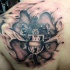 Tatuaje en el hombro, escudo medieval en la piel rasgada