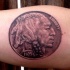 Tatuaje de moneda antigua con indio