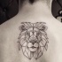 Tatuagem de cabeça de leão preto e branco de tamanho médio na parte superior das costas no estilo de linhas