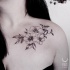 Tatuagem de clavícula estilo médio blackwork de pequenas flores