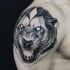 Tatuagem de braço superior estilo blackwork de tamanho médio de rugir cabeça de urso por Michele Zingales