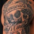 Tatuaje en el brazo,
cráneo y letrero memento mori