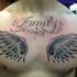Tatuaje en el pecho,  alas de ave bonitos con palabra familia