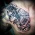 Tatuaje en el pecho,  micrófono retro con parte de guitarra y  cinta con inscripción