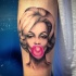 Tatuaje en el antebrazo, Marilyn Monroe linda con burbuja de chicle rosa