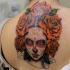 Tatuaje en la espalda, la santa muerte con rosas grandes en el pelo