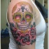 CRANIO MESSICANO CON ROSE ROSSE TATUAGGIO SULLA SPALLA