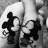 simpatici topolini amicizia si bacciono tatuaggio sulle mani