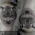 Tatuagem de bíceps de estilo de ponto espelhado de cabeça de lobo combinada com crânio humano