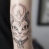 Tatuagem de braço de estilo ponto moderno dos desenhos animados do gato do Egito com coroa em forma de lua