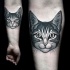 Tatuagem moderna do antebraço do estilo do ponto do gato de sorriso