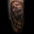 Tatuaje en la pierna,
zombi espeluznante con inscripción