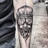 Tinta negra de estilo moderno pintada por Inez Janiak Tatuaje de antebrazo de hombre con gafas y casco
