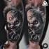 Modernstil farbiger Unterarm Tattoo des verrükten Clowns
