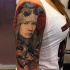 Modernstil farbiger Oberarm Tattoo des Hauptsängers von Guns n Roses