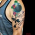 Modernes mehrfarbiges Blume Schulter Tattoo mit Schriftzug