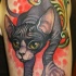 Modernes mehrfarbiges Schulter Tattoo von Sphynx Katze mit Marienkäfer