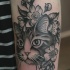 Tatuagem detalhada moderna do braço do estilo tradicional do gato com várias flores