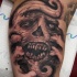 Tatuaje en la pierna, cráneo de un monstruo